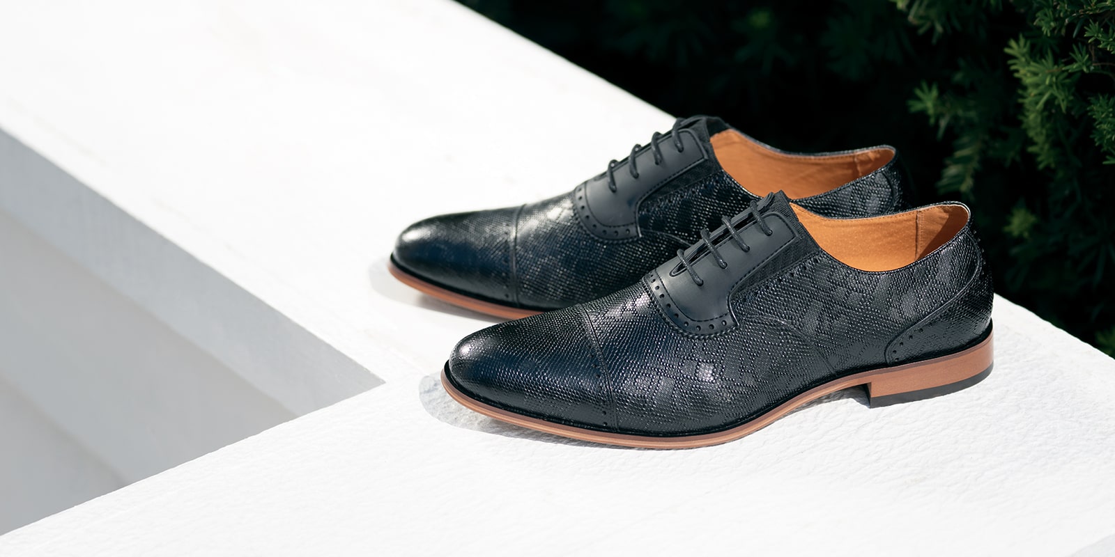 The featured product is the Stratton Cap Toe Oxford in Black.